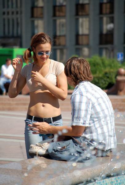 Hot Girls Out And About In The Streets (42 pics)