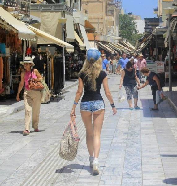 Hot Girls Out And About In The Streets (42 pics)