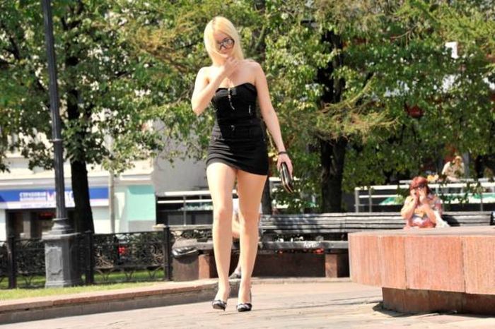 Hot Girls Out And About In The Streets (42 pics)