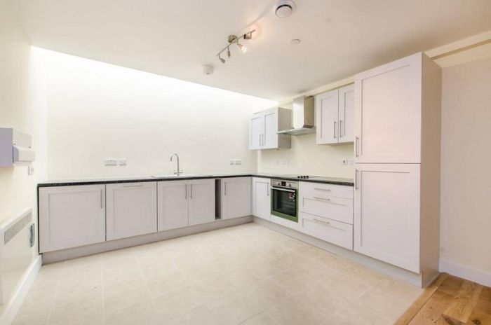 These Pricey London Flats Have High Rent And No Windows (5 pics)