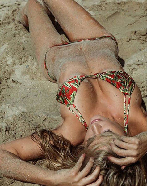 Sexy Sandy Girls Are The Best Reason To Go To The Beach (52 pics)