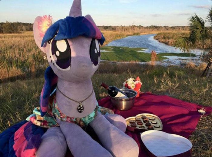 The World Is Cold When You're Forever Alone (42 pics)