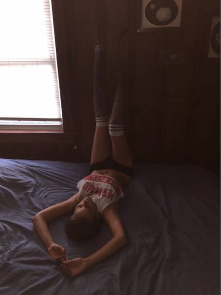 There's Something Very Sexy About Girls In Long Socks (42 pics)