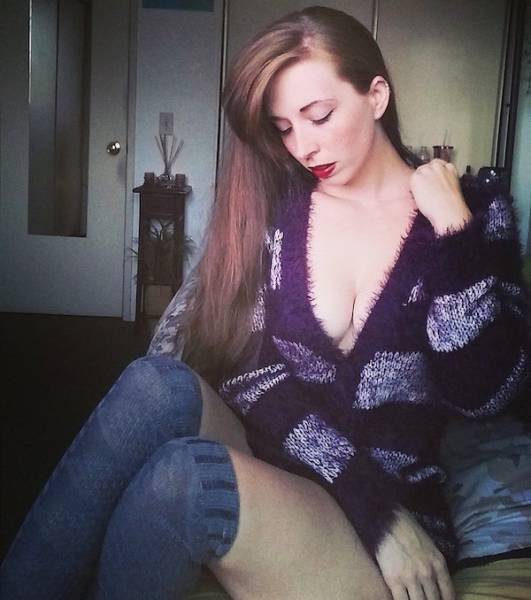 There's Something Very Sexy About Girls In Long Socks (42 pics)