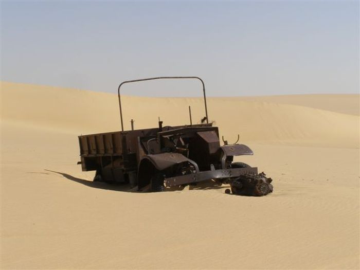 British Vehicle From World War II Discovered In The Desert (18 pics)