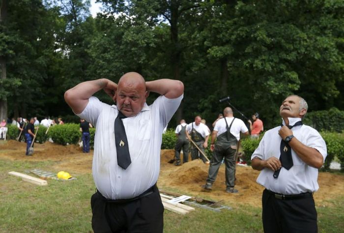 First National Gravedigging Competition Held In Debrecen (12 pics)