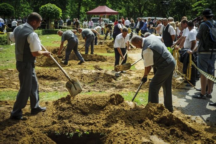 First National Gravedigging Competition Held In Debrecen (12 pics)