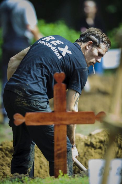 First National Gravedigging Competition Held In Debrecen (12 pics)