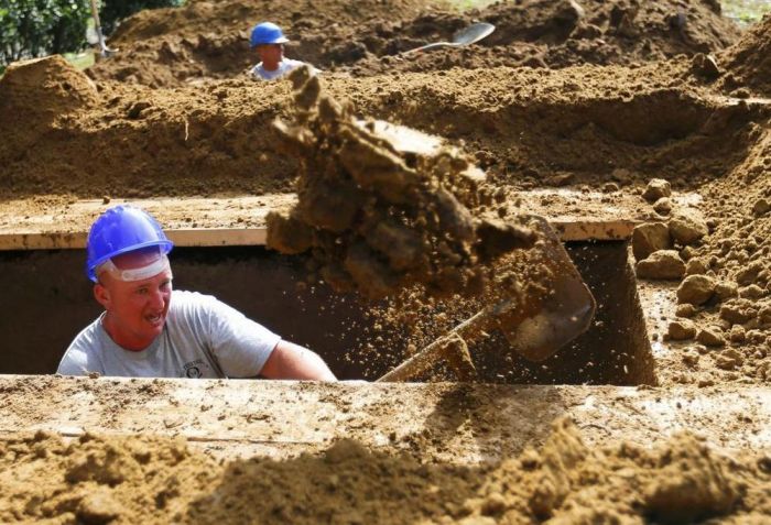 First National Gravedigging Competition Held In Debrecen (12 pics)