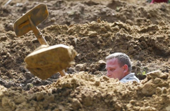 First National Gravedigging Competition Held In Debrecen (12 pics)