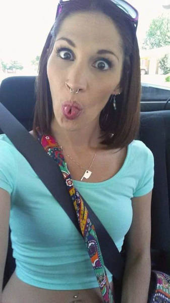 Sideboob And Underboob Need To Step Aside Because Strapboob Is Taking Over (32 pics)