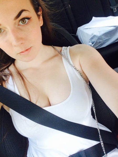 Sideboob And Underboob Need To Step Aside Because Strapboob Is Taking Over (32 pics)