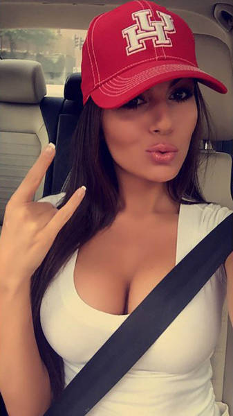 Sideboob And Underboob Need To Step Aside Because Strapboob Is Taking Over (32 pics)