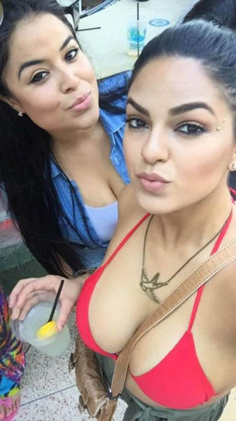 Sideboob And Underboob Need To Step Aside Because Strapboob Is Taking Over (32 pics)