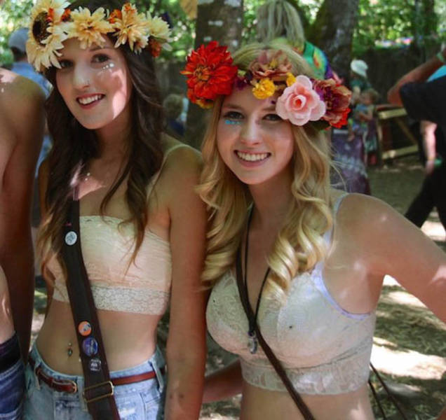 Sideboob And Underboob Need To Step Aside Because Strapboob Is Taking Over (32 pics)
