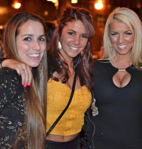 Sideboob And Underboob Need To Step Aside Because Strapboob Is Taking Over (32 pics)