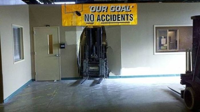 It's Impossible To Ignore The Irony In These Pictures (39 pics)