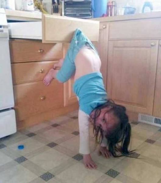 Kids Are Really Good At Getting Stuck In Awkward Spots (40 pics)