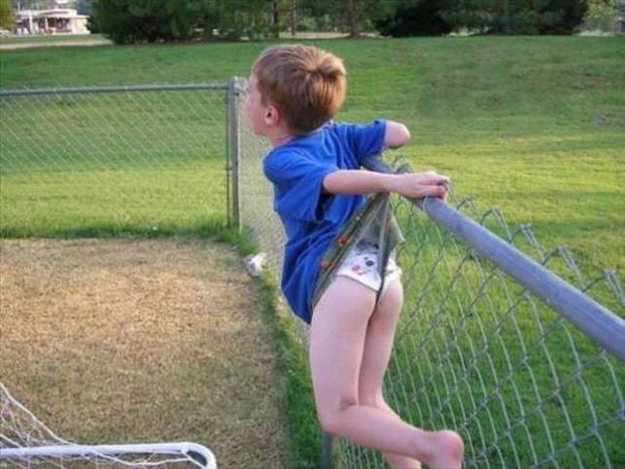 Kids Are Really Good At Getting Stuck In Awkward Spots (40 pics)