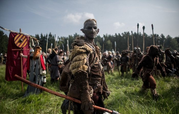 Fans Gather In The Czech Republic To Reenact A Battle From The Hobbit (21 pics)