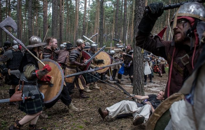 Fans Gather In The Czech Republic To Reenact A Battle From The Hobbit (21 pics)