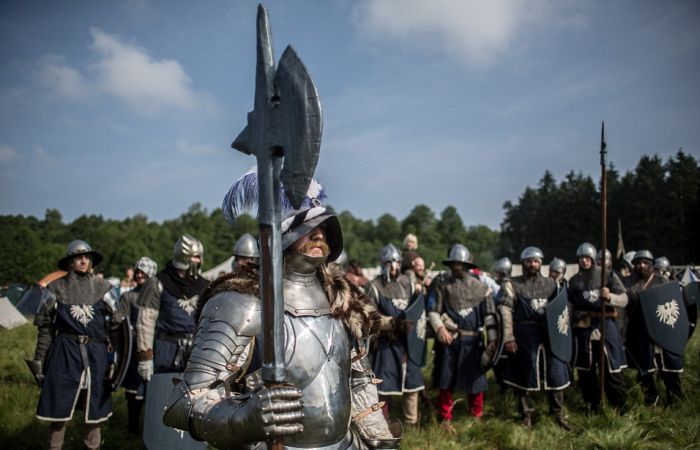 Fans Gather In The Czech Republic To Reenact A Battle From The Hobbit (21 pics)
