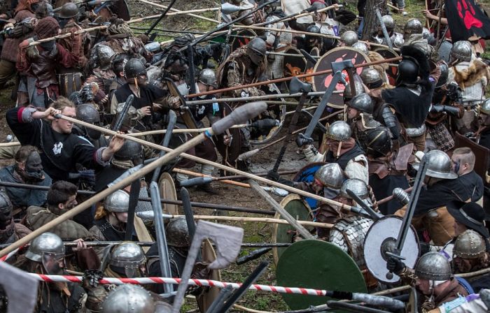 Fans Gather In The Czech Republic To Reenact A Battle From The Hobbit (21 pics)