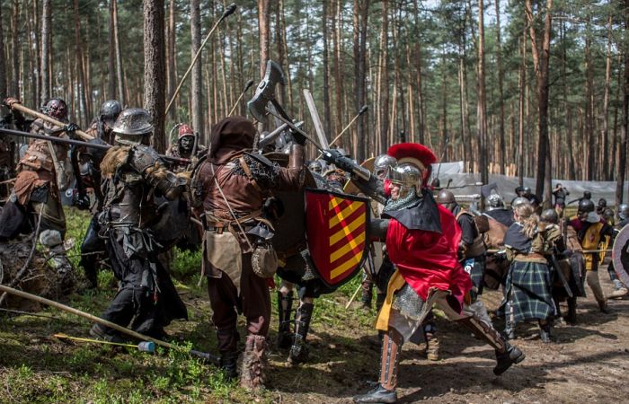 Fans Gather In The Czech Republic To Reenact A Battle From The Hobbit (21 pics)