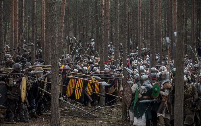Fans Gather In The Czech Republic To Reenact A Battle From The Hobbit (21 pics)