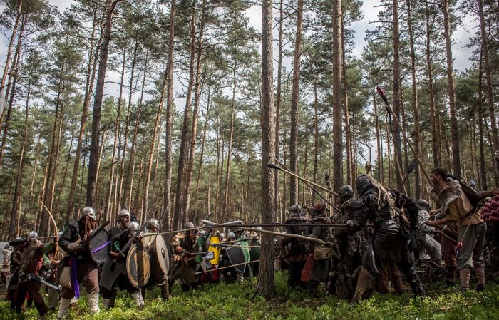 Fans Gather In The Czech Republic To Reenact A Battle From The Hobbit (21 pics)