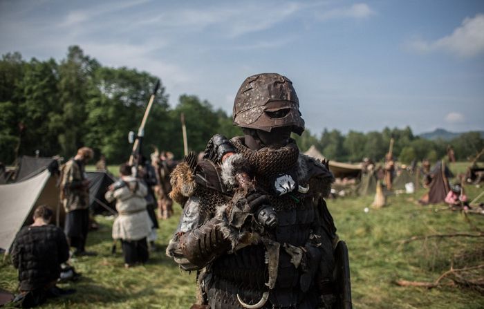 Fans Gather In The Czech Republic To Reenact A Battle From The Hobbit (21 pics)
