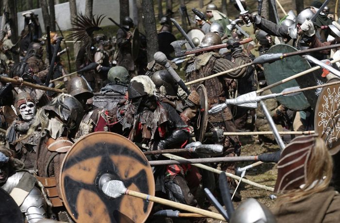 Fans Gather In The Czech Republic To Reenact A Battle From The Hobbit (21 pics)