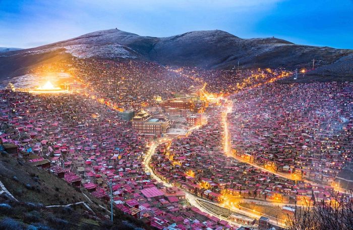 A Look At The World's Busiest Buddhism Campus (14 pics)