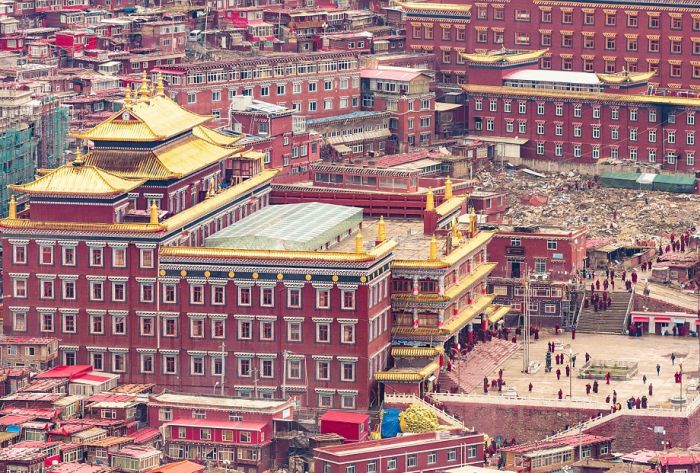 A Look At The World's Busiest Buddhism Campus (14 pics)