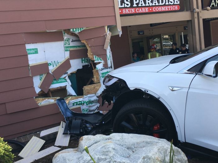 Tesla Owner Says Car Crashed Under Its Own Power (2 pics)