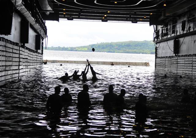 US Soldiers In The Navy And Marines Get To Swim In The Coolest Places (21 pics)