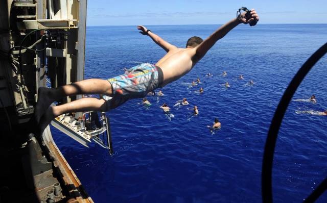 US Soldiers In The Navy And Marines Get To Swim In The Coolest Places (21 pics)