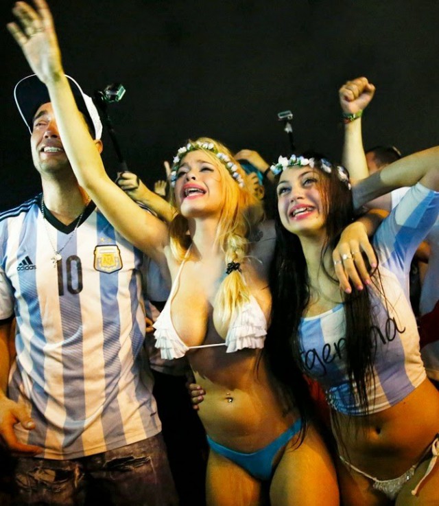 It's Always Hot When Sexy Soccer Fans Cheer For Their Favorite Team (22 pics)