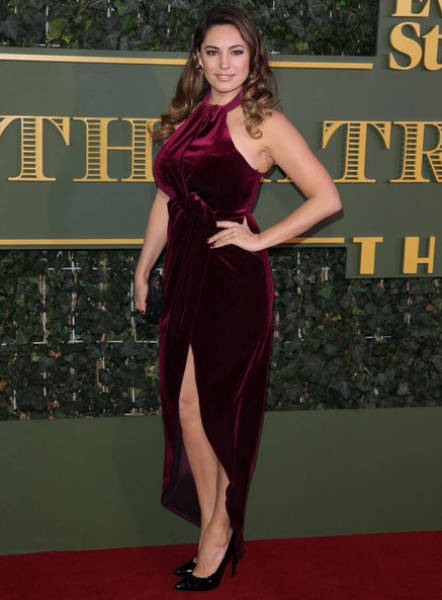 Kelly Brook Has The Perfect Body According To Science (12 pics)