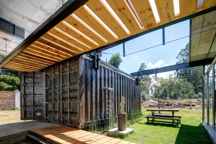 Awesome Looking Pictures From A Cargo Container House In Ecuador (25 pics)