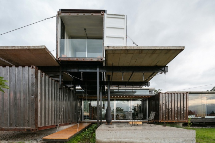 Awesome Looking Pictures From A Cargo Container House In Ecuador (25 pics)