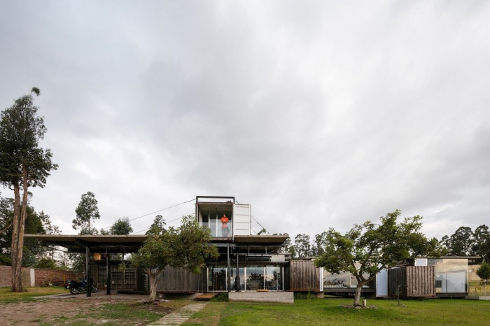 Awesome Looking Pictures From A Cargo Container House In Ecuador (25 pics)