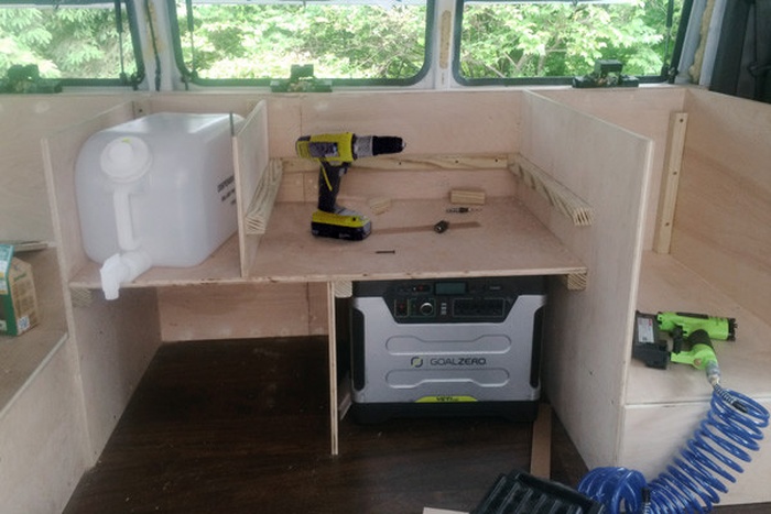 How To Turn An Old Van Into An Office On Wheels (15 pics)