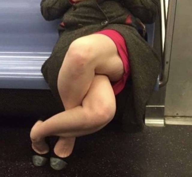 It Can't Be Comfortable To Sit Like This (5 pics)