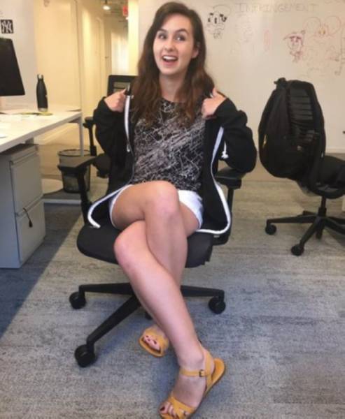 It Can't Be Comfortable To Sit Like This (5 pics)