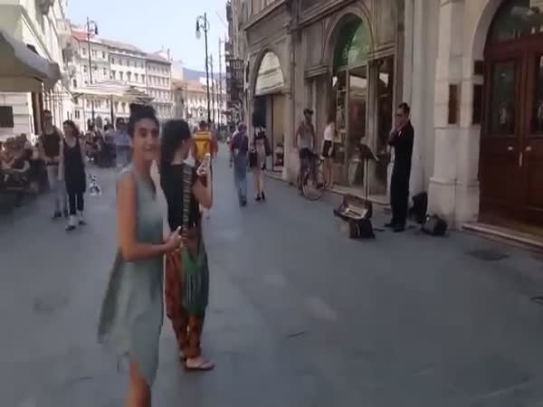 Arab Dad Encourages His Daughter To Dance