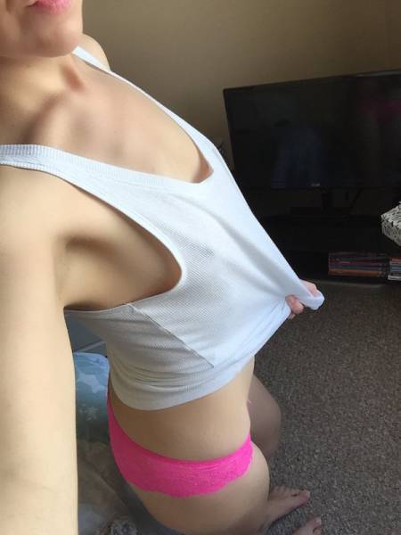 Summer Is A Good Season To Say Goodbye To Bras (29 pics)