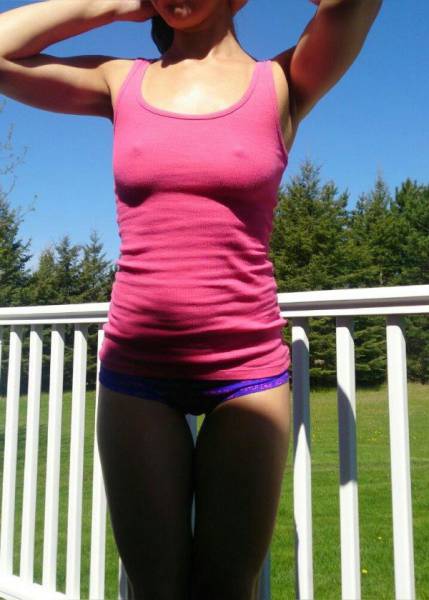 Summer Is A Good Season To Say Goodbye To Bras (29 pics)