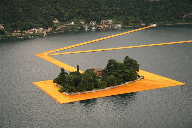Floating Piers Installed On Lake Iseo In Italy (27 pics)