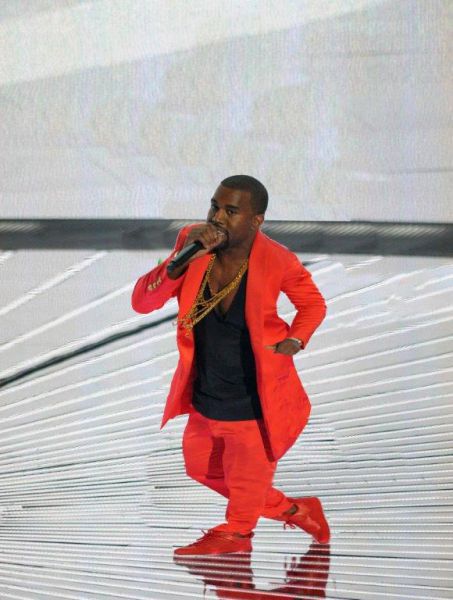 Celebrities Look Bizarre When You Change The Size Of Their Legs (17  pics)